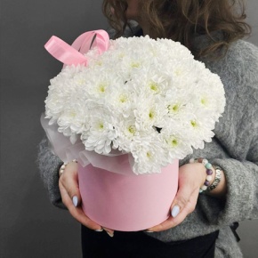 Композиция в шляпной коробке "Хит" из белых кустовых хризантем в Москве
