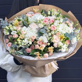 Букет "Джинджер" из кустовых пионовидных роз, гортензии, эустомы, альстромерий и эвкалипта в Москве
