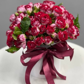 Композиция в шляпной коробке из рубиновых кустовых роз в Москве