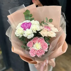 Трендовый букет " Ромашки из гвоздик" в Москве