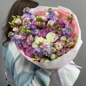 Букет "Фернандо" из эустом, ароматных маттиол и микса роз в Москве