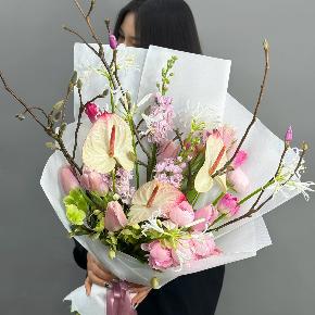 Авторский букет с антуриумами, ранункулюсами и цветущими ветками магнолии в Москве