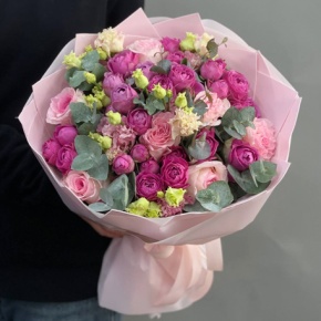 Букет "Рейчал" из кустовых пионовидных роз Мисти Баблз, эустом и махровых роз Мандала в Москве