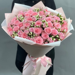 Букет "Сладкая конфетка" из кустовых роз, гиперикума и роз Софи Лорен в Москве