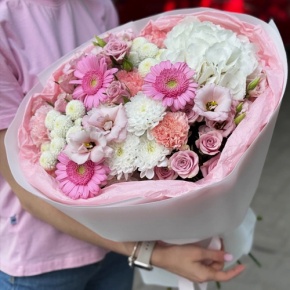 Букет "Розовые облака" из хризантемы, кустовых роз, диантусов, гортензии и эустом в Москве