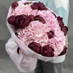 Букет "Вау" из Голландских гортензий и бордовых пионов в Москве