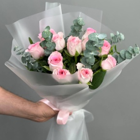 Букет из 11 розовых кенийских роз с эвкалиптом (40 см) в Москве