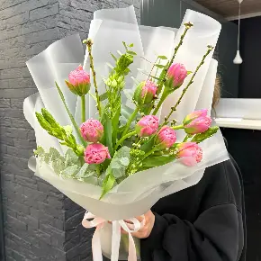 Интерьерный букет из французских тюльпанов и цветущих веток в Москве