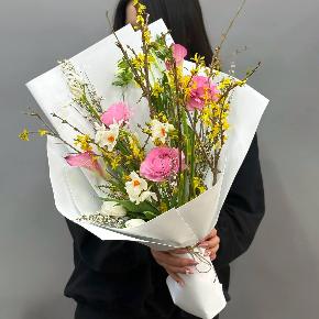 Авторский микс с розовыми ранункулюсами, каллами, нарциссами и форзицией в Москве