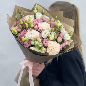 Букет "Нигора" из кустовых роз, эустом и диантусов в Москве