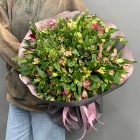 Букет из 29 альстромерии и гринбелла в Москве