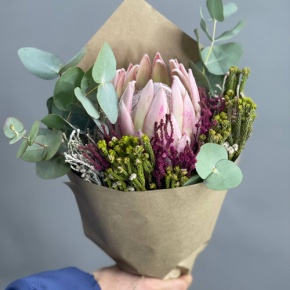 Букет "Капс" из протей и эвкалипта в Москве