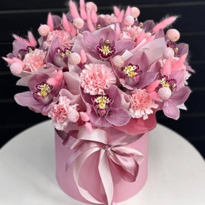 Композиция в коробке из розовых орхидей, краспедии, диантусов и лагуруса в Москве