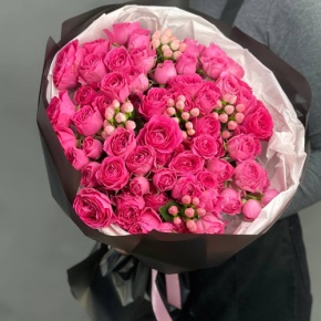 Букет из кустовых малиновых роз и гиперикума (50 см) в Москве