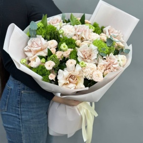 Букет "Гретта" из французских роз Эквадор Квиксенд, вибирнума, скиммии, ранункулюсов и диантусов люкс Грин Тик в Москве
