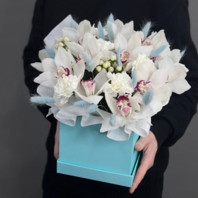 Композиция в коробке из орхидей, гиперикума, диантусов и лагуруса в Москве