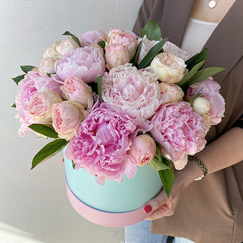 Купить пионы и пионовидные розы в шляпной коробке (25 см) в Москве - 7 755  руб. | Заказать с доставкой на дом