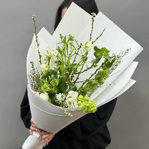 Белый букет с сиренью, ранункулюсами и тюльпанами в Москве