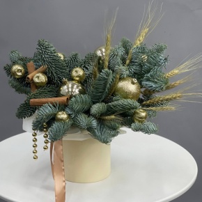 Композиция в шляпной коробке "Золотая сказка" из нобилиса и пшеницы