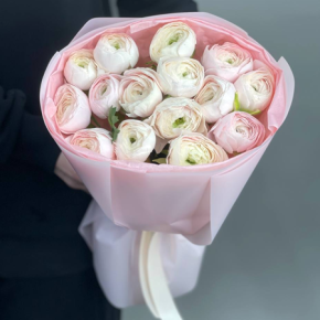 Букет из 15 нежных ранункулюсов в Москве