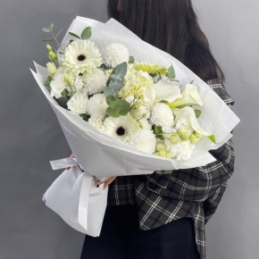 Букет "Ангелочек" из калл, гербер, хризантем Момоко, гортензии, эустом, диантусов и эвкалипта в Москве