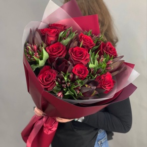 Букет "Татьяна" из красных роз Эквадор, альстромерии и сафари в Москве