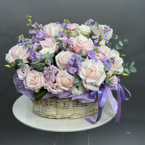 Композиция в корзине из французских роз и ароматных маттиол в Москве Композиция в корзине из французских роз и ароматных маттиол в Москве