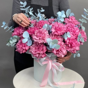 Композиция в шляпной коробке "Сойти с ума" из роз Эквадор Кантри Блюз и эвкалипта в Москве