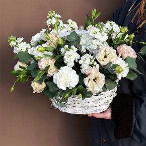 Композиция в корзине "Фея" из маттиол, диантусов, эустом и эвкалипта в Москве