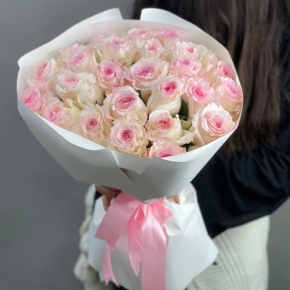 Букет из 25 нежных пионовидных роз Эквадор (60 см) в Москве
