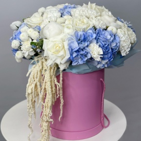 Композиция в шляпной коробке "Красотка" из пионов, гортензий, ранункулюсов, роз Эквадор, оксипеталума, диантусов и хризантем Ньютон  в Москве
