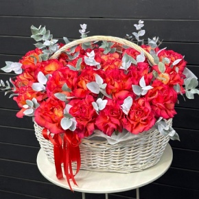 Композиция в корзине из 55 роз Эквадор Игуазу (60 см) в Москве
