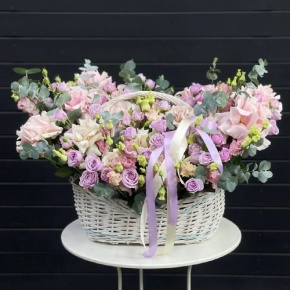 Композиция в корзине из роз Эквадор Квиксенд и Пинк Мондиаль, кустовых лавандовых роз, эустом и эвкалипта  в Москве