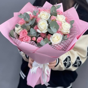 Букет "Малыш" из роз, эвкалипта и кустовых роз в Москве