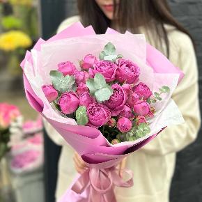 Букет из пионовидных роз Мисти Баблс и эвкалипта в Москве