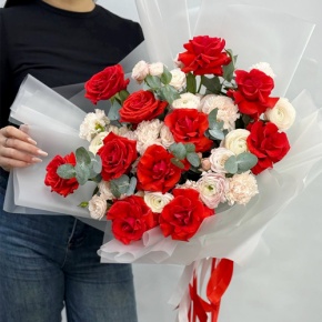 Букет "Любовь, похожая на сон" из французских роз Эквадор Нина, ранункулюсов, кустовых пионовидных роз Бомбастик и диантусов в Москве