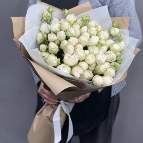 Букет из 15 белых кустовых пионовидных роз Мисс Бомбастик (60 см) в Москве