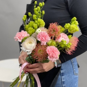 Букет "Фантастический" из ранункулюсов, лейко, эустом и диантусов в Москве
