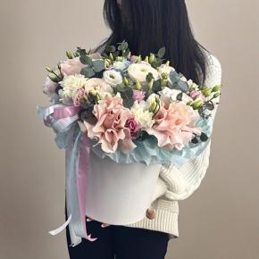 Композиция в шляпной коробке из гортензии, французских роз, диантусов, ранункулюсов и эустом в Москве