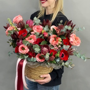 Композиция в сумке "Весеннее настроение" из анемонов, пионовидных роз Эквадор Мандарин, протей, скиммии, амариллиса, маттиол и сафари  в Москве