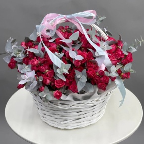 Композиция в корзине "Холодок" из 25 кустовых малиновых роз и эвкалипта в Москве