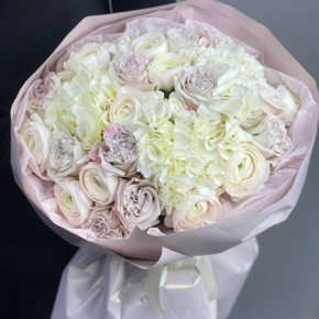 Букет "Королевская пудра" из пионовидных роз Эквадор, ранункулюсов и гортензий в Москве