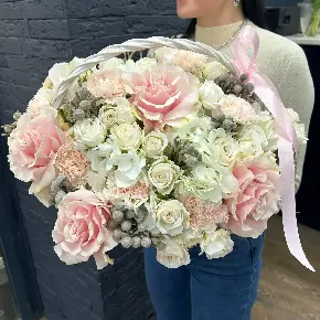 Нежная композиция в корзине с французскими розами, гортензиями и гвоздикой в Москве