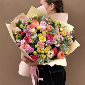 Букет "Яркая птичка" из пионовидных роз Риджертс Парк, маттиол, диантусов и эустом в Москве