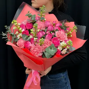 Букет " Малиновый шейк" с розами, гвоздикой и маттиолой в Москве