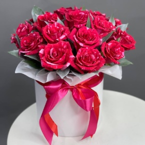 Композиция в шляпной коробке из роз Эквадор в Москве