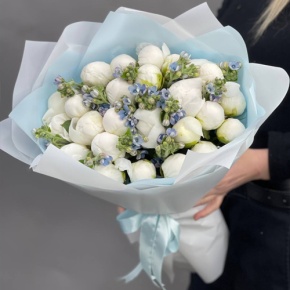Букет "Блю айз" из оксипеталума и белых пионов в Москве