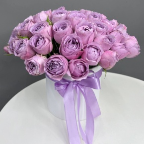 Композиция в шляпной коробке из лавандовых кустовых пионовидных роз в Москве