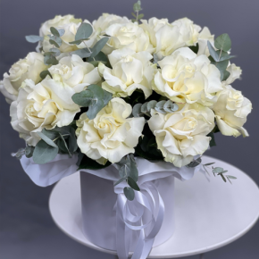 Композиция в шляпной коробке из роз Эквадор Мондиаль в Москве