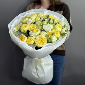 Букет "Всё решено" из лимонных пионовидных кустовых роз и ароматных фрезий в Москве